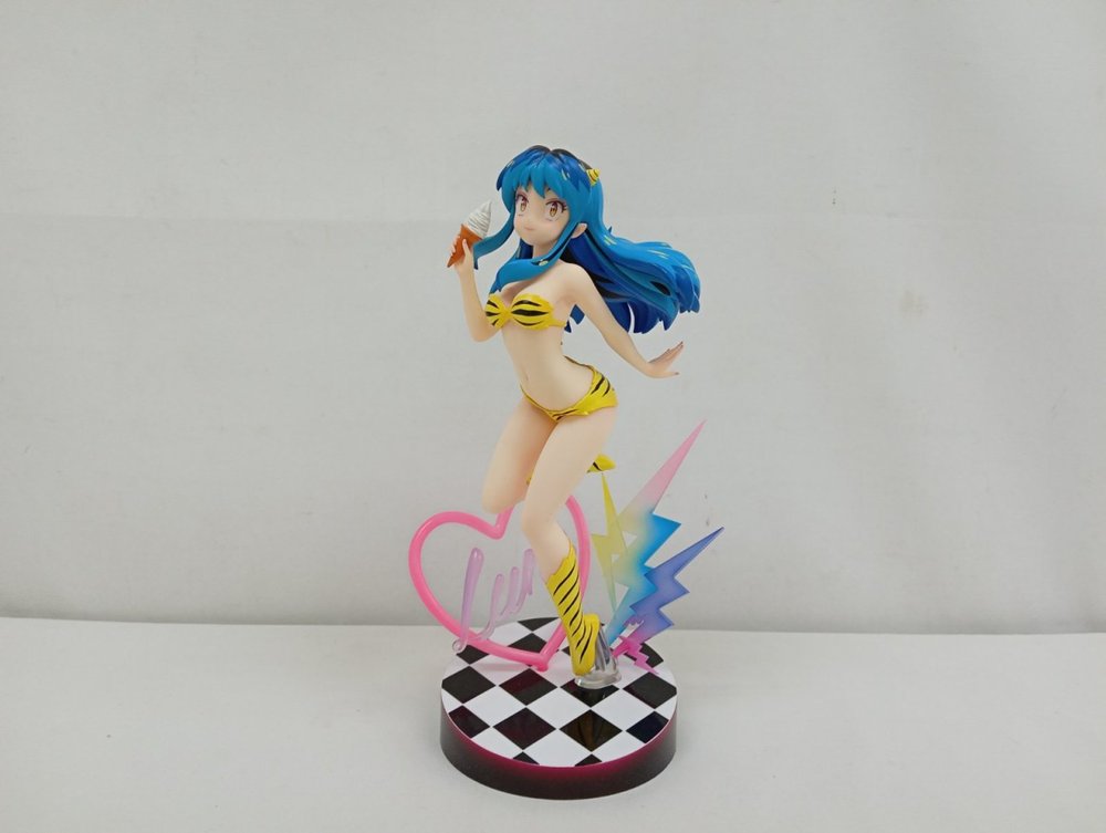 ラムのフィギュアを正面から写した写真。ソフトクリームを持ち、市松模様の丸い台座にハートの飾り