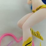 ラムのフィギュアの脚とハートの飾りを近くから写した写真