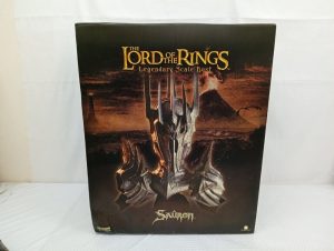 外箱の正面。『THE LORD OF THE RINGS Legendary Scale Bust』『SAURON』の文字と胸像の写真