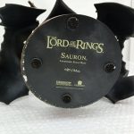 台座の底面。『THE LORD OF THE RINGS SAURON Legendary Scale Bust』の文字とシリアル番号