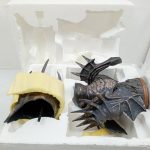 発泡スチロールの梱包材に入った兜と胸像の部品