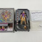 箱の裏面と、トレーに収まったフィギュア・交換用の手首、袋入りの注意書きと付属品