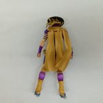 フィギュアの背面の全身。黄土色のマント