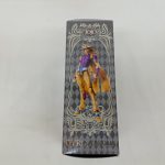 箱の側面。JOJO のロゴとフィギュアの絵