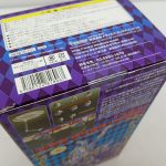 外箱の上面を斜めから見た様子。注意書きとバーコード