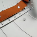 裏面のベルトの留め具とリベットの拡大