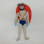 デビルマンの衣装を着た変身サイボーグの全身。赤い翼と黒いマスク