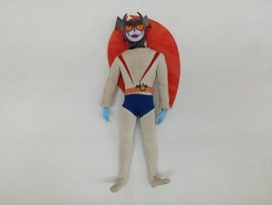 デビルマンの衣装を着た変身サイボーグの全身。赤い翼と黒いマスク