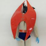 背中の翼と留め具のアップ