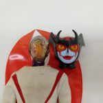 マスクを外した素体の頭部とマスクを並べた様子
