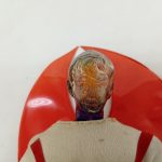マスクを外した素体の頭部。透明の顔にメカの造形