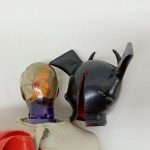 素体の頭部と黒いマスクの側面