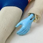 パンツの裾と腕、水色の手のアップ