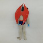 背中側の全身。赤い翼と青いパンツ