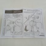 組立説明書を広げた様子。パーツ一覧と組み立ての図