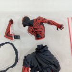 ブリスターの中の上半身と腕、ライトセーバーの刃の拡大