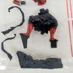ブリスターの中の下半身と布のパーツ、台座