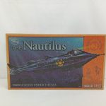 外箱の正面。『THE Nautilus』のロゴと潜水艦の絵、DIECAST AGE と X-PLUS の表記
