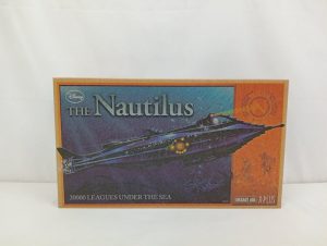 外箱の正面。『THE Nautilus』のロゴと潜水艦の絵、DIECAST AGE と X-PLUS の表記
