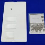 発泡スチロールの内箱のふたと、袋に入った説明書