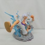 白い髪のルフィが雷のエフェクトと雲の台座の上で跳ぶフィギュアの正面