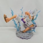 フィギュアを横から写したもの。足を伸ばした姿と雷のエフェクト