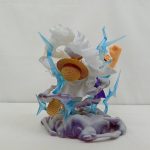 フィギュアの背面。麦わら帽子と雷のエフェクト
