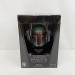 外箱の正面。窓からヘルメットが見え、『STAR WARS BOBA FETT HELMET SCALED REPLICA』の文字