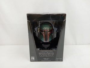 外箱の正面。窓からヘルメットが見え、『STAR WARS BOBA FETT HELMET SCALED REPLICA』の文字