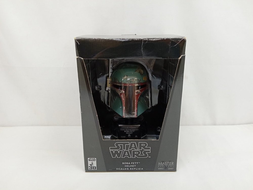 外箱の正面。窓からヘルメットが見え、『STAR WARS BOBA FETT HELMET SCALED REPLICA』の文字