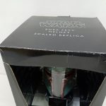 外箱のふたを開けた様子。上面に『BOBA FETT HELMET SCALED REPLICA』の文字