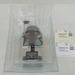 ブリスターに入ったヘルメットと台座、返信用はがきの紙