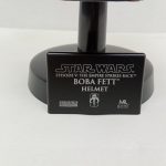 台座の銘板。『STAR WARS EPISODE V BOBA FETT HELMET』の文字