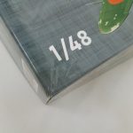 箱の角の拡大。1/48 の表記とフィルム包装