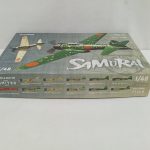 箱を斜めから写したもの。側面に塗装例の図が並ぶ