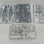 袋に入ったグレーのプラスチック部品のランナー4枚