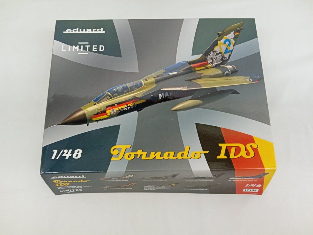 外箱の正面。『eduard LIMITED』『Tornado IDS』『1/48』の文字と迷彩の戦闘機の絵