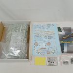 箱を開けた中身。袋入りのランナー、デカール、説明書、マスクシート、レジンパーツ