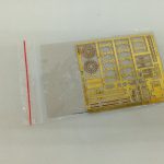 袋入りの金色のエッチングパーツ