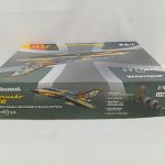 外箱の長い側面。商品の特徴の説明と機体の絵