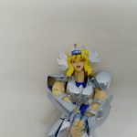 フィギュアの上半身の拡大。ティアラと胸の聖衣