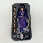 トレイに入ったフィギュアと交換用の手、台座の部品の拡大