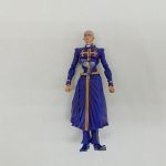 紫の神父服のフィギュアを立たせた正面の全身