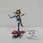 青と黄色のスーツのフィギュアと台座、交換用の頭部と説明書