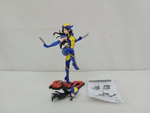 青と黄色のスーツのフィギュアと台座、交換用の頭部と説明書