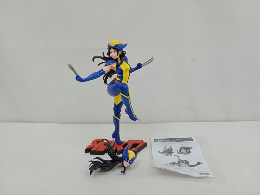 青と黄色のスーツのフィギュアと台座、交換用の頭部と説明書