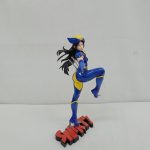 フィギュアを横から写した全身。赤い文字の台座