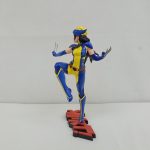 フィギュアを斜め後ろから写した全身