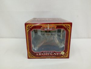 外箱の正面。『BASTARD!!』のロゴと『アーシェス・ネイ ARSHES・NEI』の文字、窓から見えるフィギュア