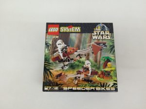 箱の正面。『LEGO SYSTEM』『STAR WARS』のロゴと『7128』『SPEEDER BIKES』の文字、組み立て例の写真